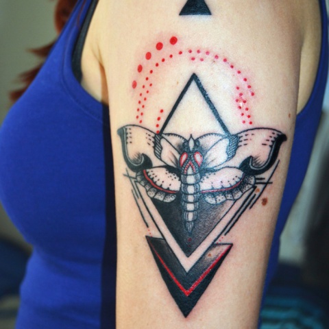 Tetování motýla ve stylu black and red