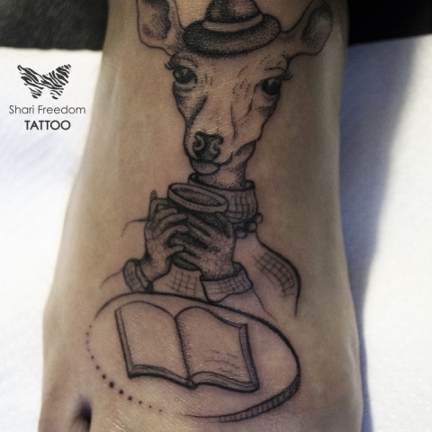 tetování jelena s knihou a kávou na nártu