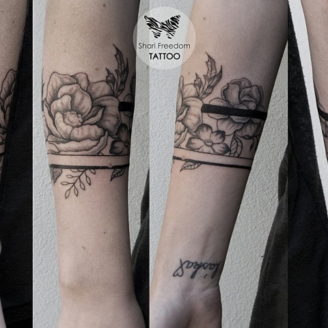 květinové tetování na ruce