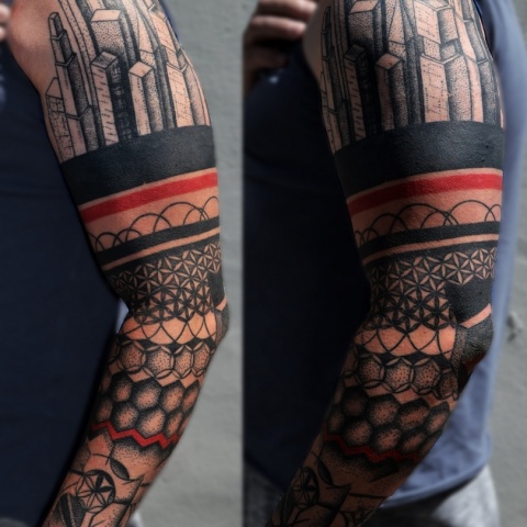 Tetování geometrického rukávu, stínování za pomocí techniky dotwork
