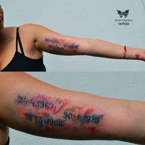 barevné tetování na ruce