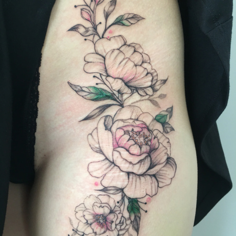 tetování pivoněk přes jizvy